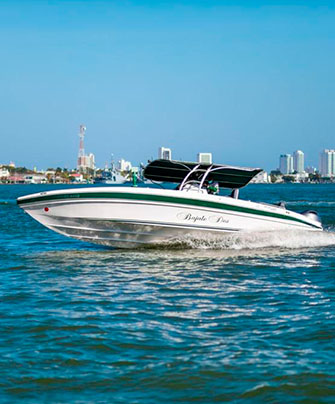 botegena-cartagena-boat-rentals-bajale-dos-profile 29 ft speed boat cruising past the Cartagena coastline