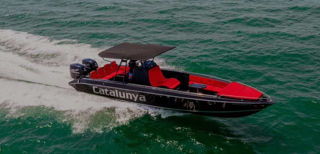 Lancha deportiva roja navegando a alta velocidad en la bahía de Cartagena