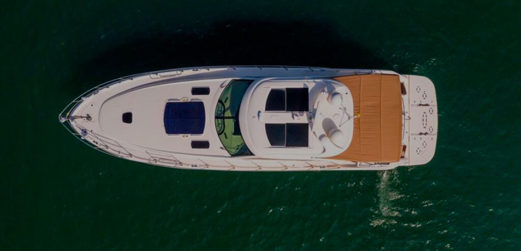 Yate de lujo visto desde arriba navegando en el mar Caribe de Cartagena