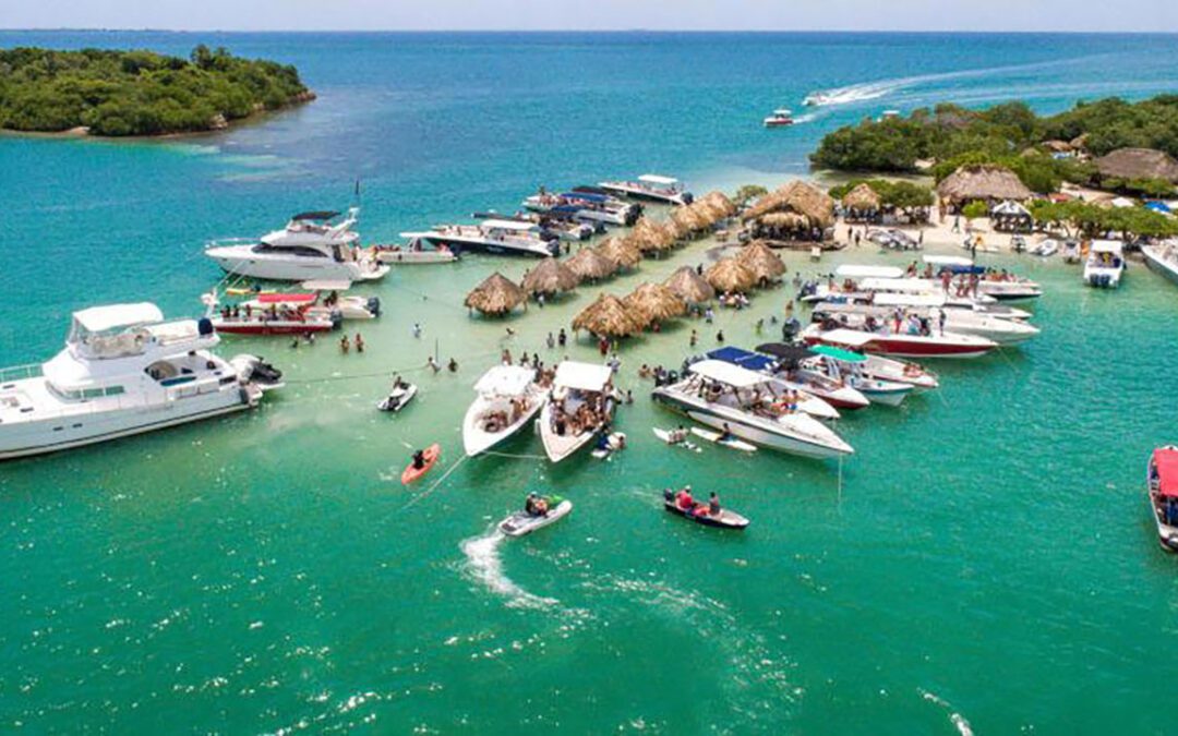 Isla Cholón en Cartagena: guía de la fiesta en barco más famosa del Caribe