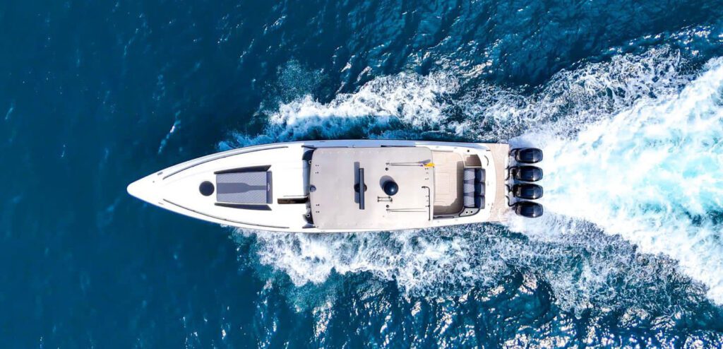 Lancha privada vista desde arriba navegando en aguas azules cerca de Cartagena