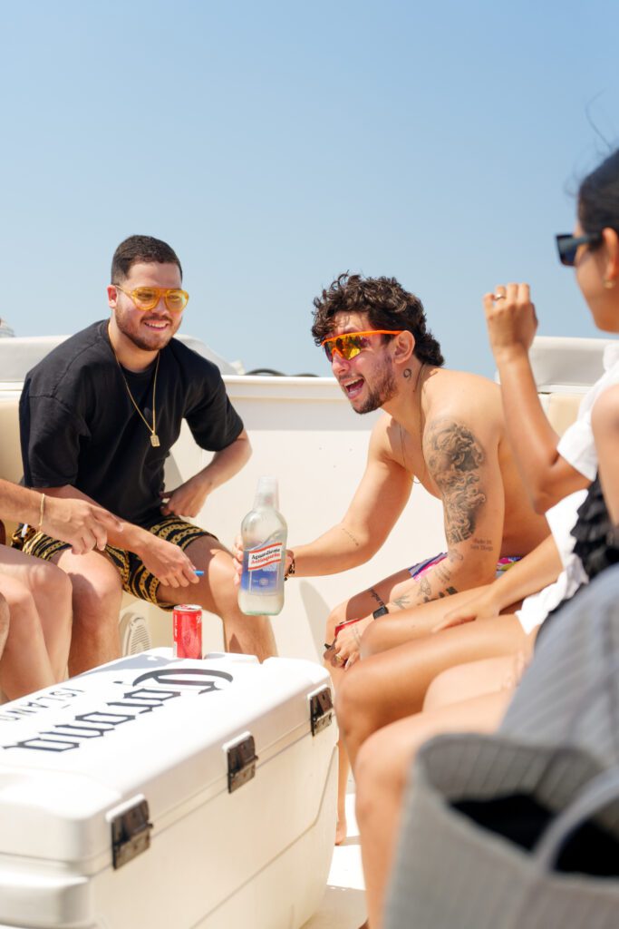 Amigos disfrutando a bordo de una lancha privada durante un tour por las islas de Cartagena