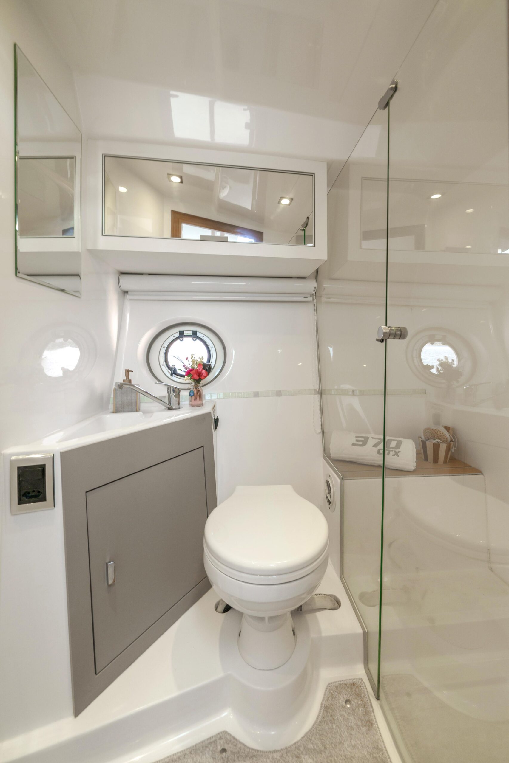 Guests dining on a yacht in Cartagena Bay