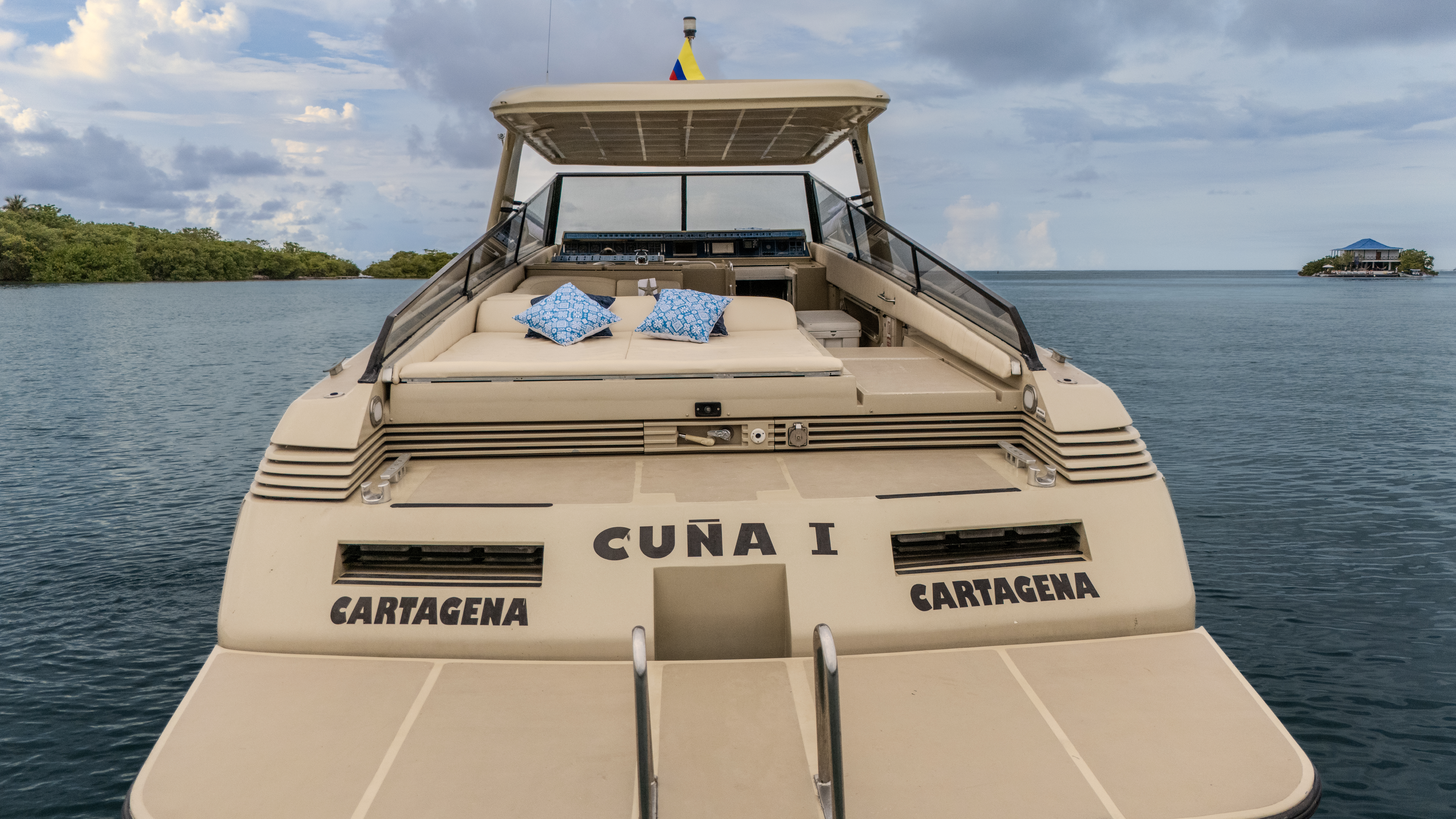 Yacht Cuña ready for a luxury bay cruise