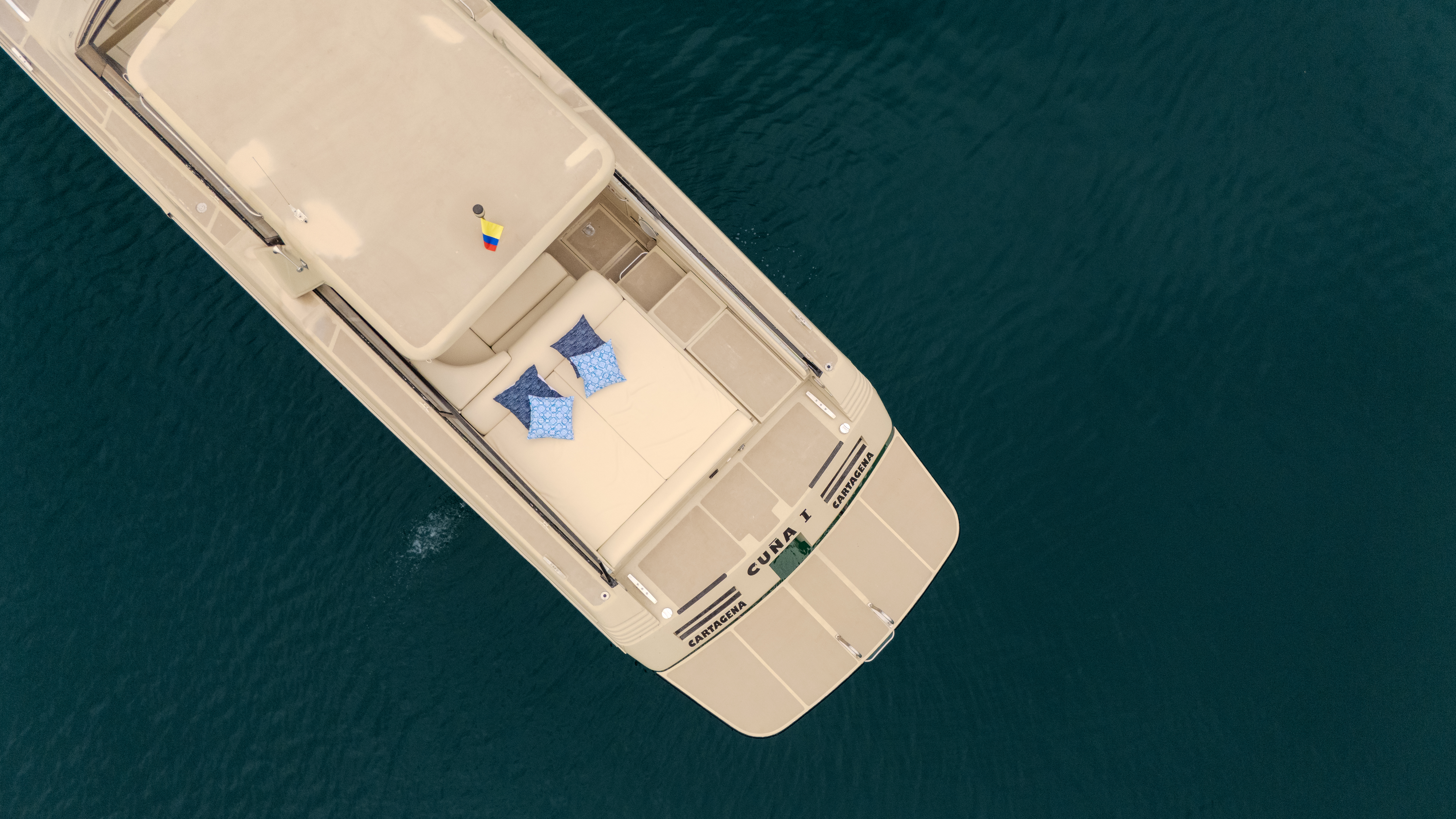 62ft yacht Cuña with open deck space