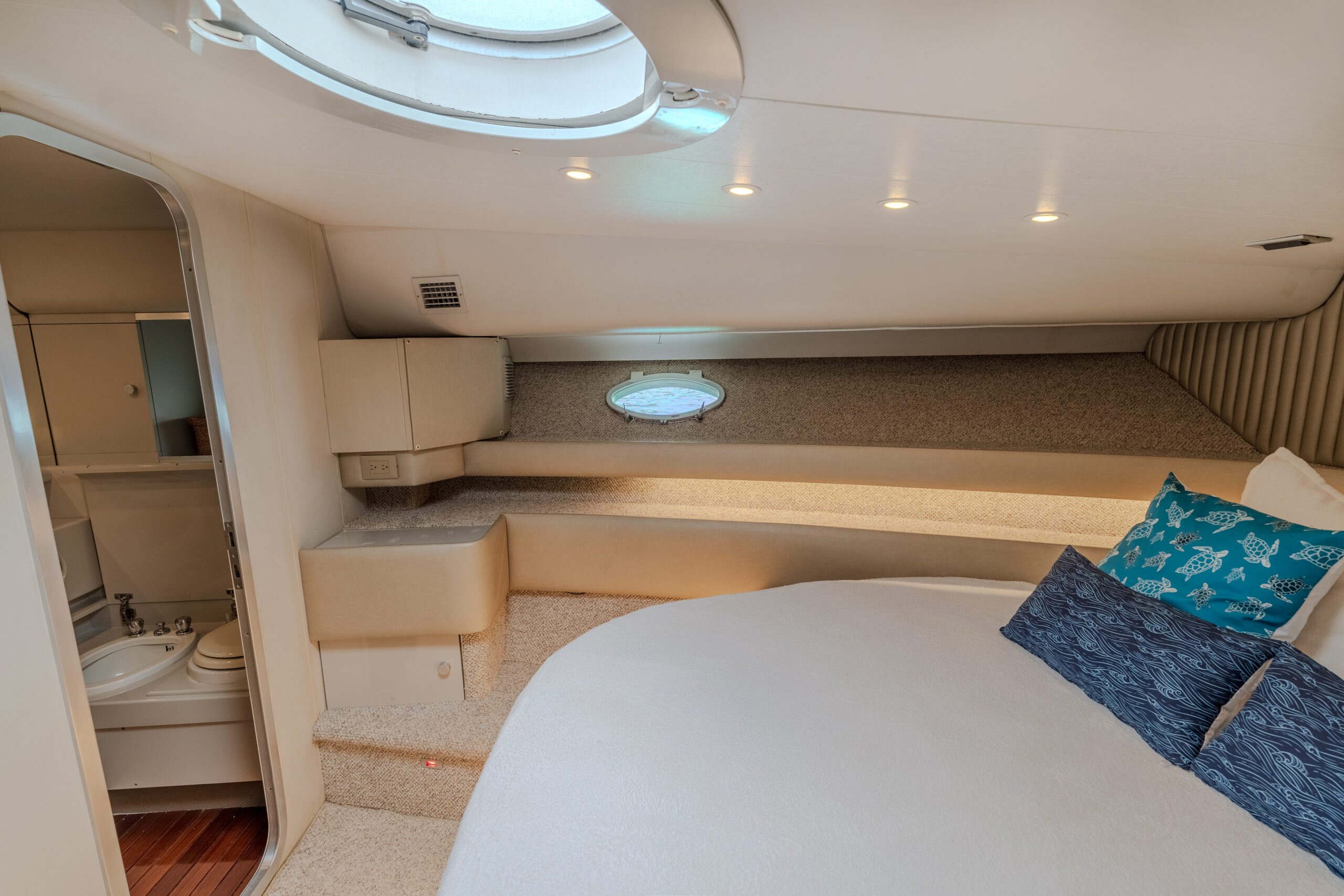 Interior seating area on the yacht Cuña
