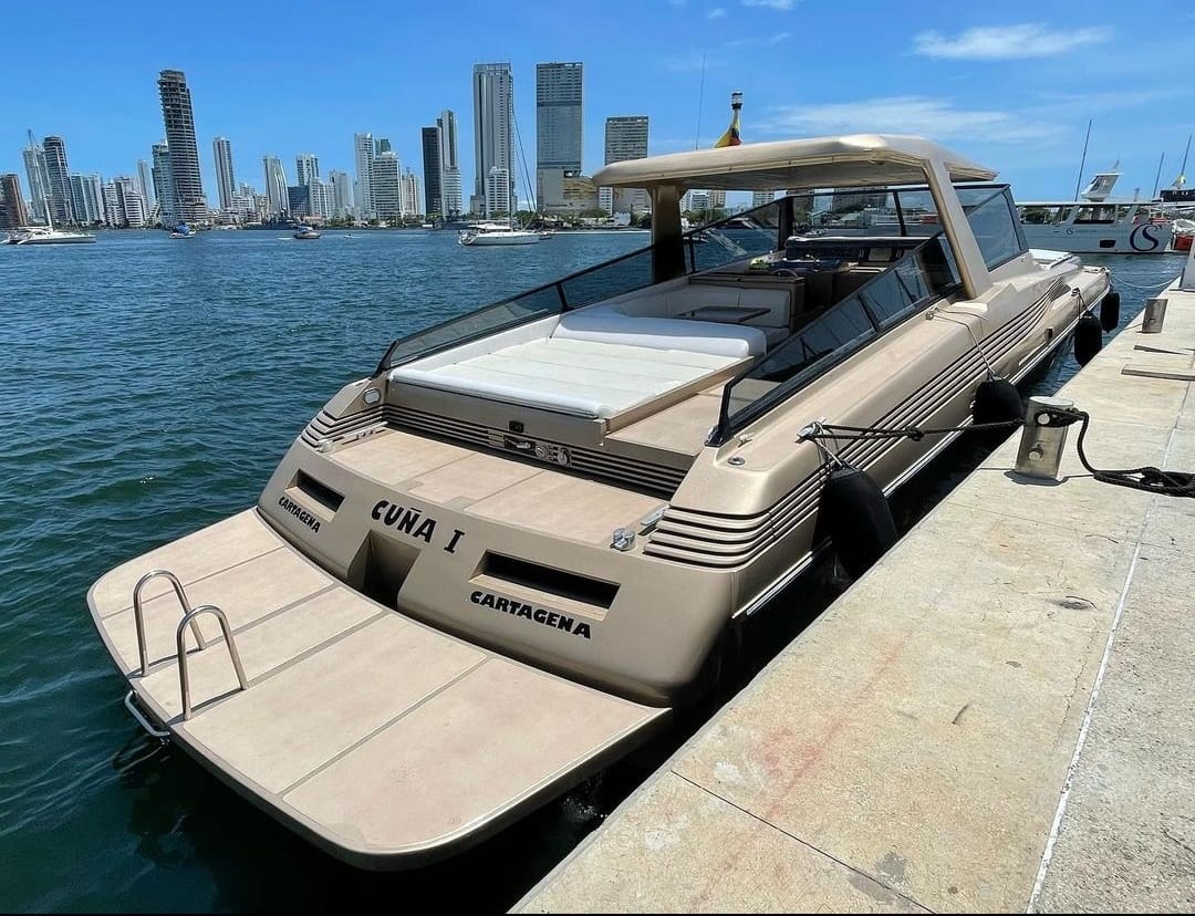 62ft yacht Cuña cruising in clear Caribbean water