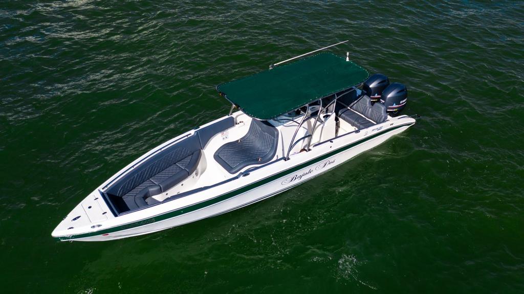 29 ft speed boat cruising past the Cartagena coastline