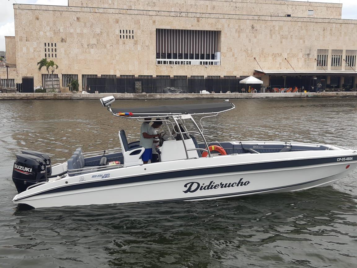 29 ft speed boat parked at marina before a private charter