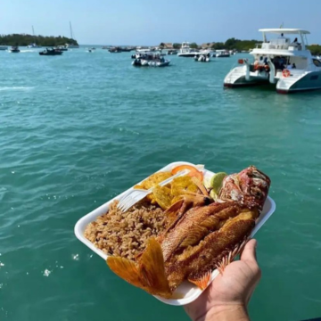 Almuerzo típico de pescado frito con arroz y patacón servido en las islas de Cartagena