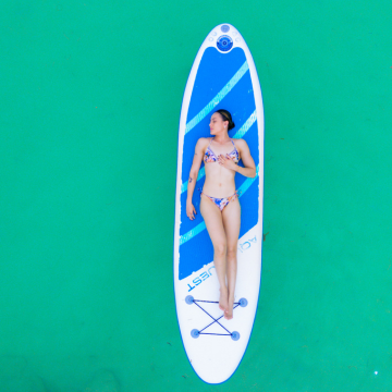Mujer sobre una tabla de paddle board en agua turquesa en las islas de Cartagena