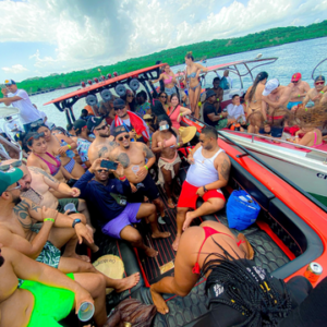 Guests partying together on boats at Cholón during a Cartagena island boat tour