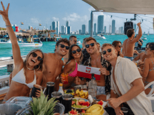 Polscy turyści bawią się na party boat w Cartagenie w Kolumbii z polską flagą, muzyką i widokiem na Morze Karaibskie