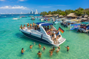 Deutsche Touristen feiern auf einer Party-Yacht in Cholón bei Cartagena Kolumbien mit türkisblauem Wasser und internationalen Reisenden