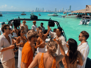 Nederlandse toeristen vieren feest op een partyboot in Cartagena Colombia met turquoise Caribisch water, muziek en internationale reizigers