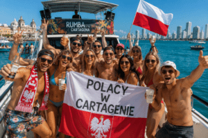Polscy turyści świętują na party boat w Cartagenie w Kolumbii z polską flagą, muzyką i karaibskim widokiem